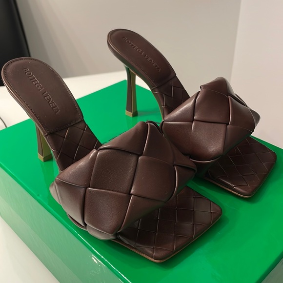 AUTHENTIC BOTTEGA VENETA LIDO SANDAL - Picture 1 of 2